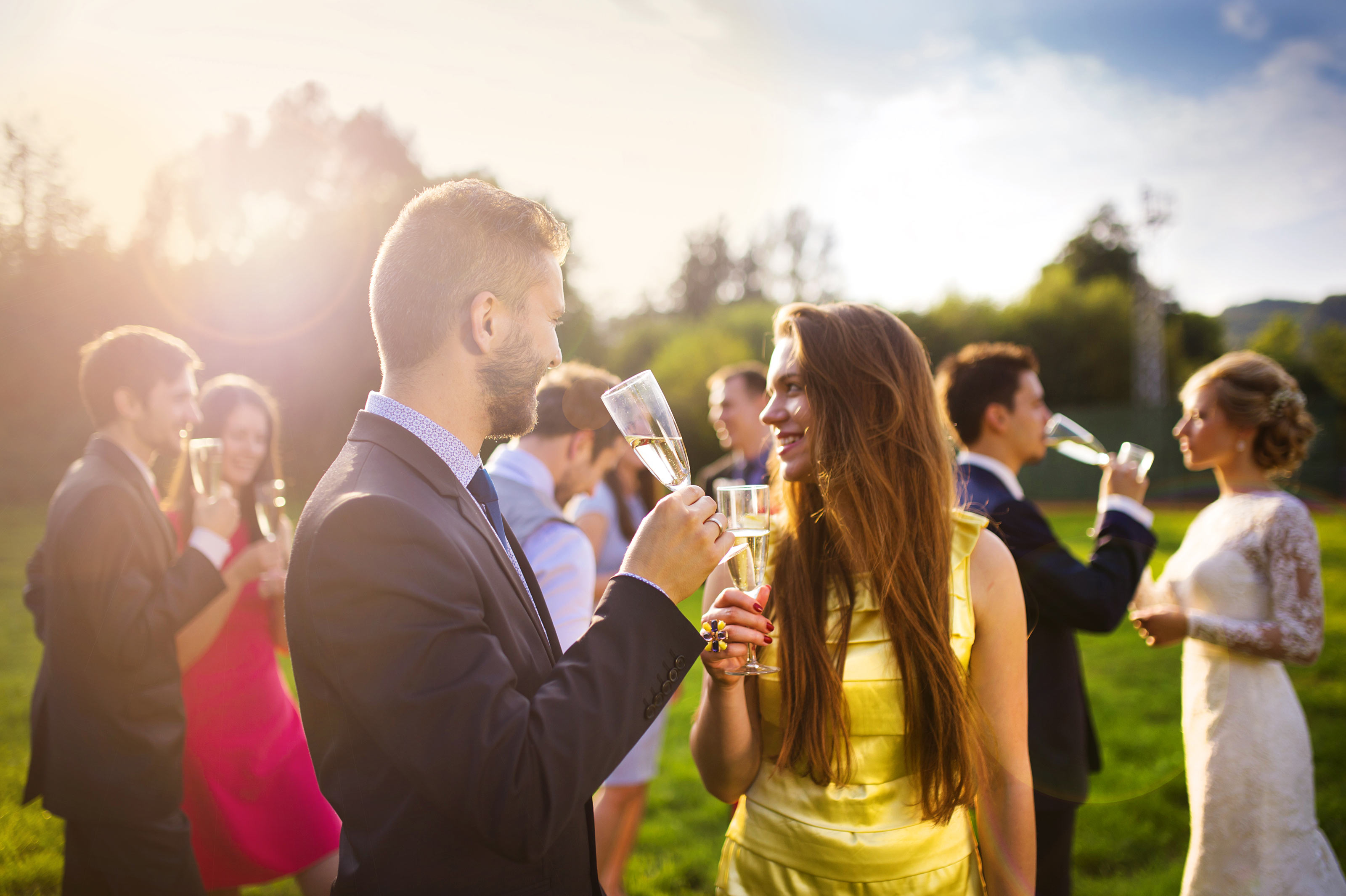 Réception de mariage dans un parc © Halfpoint/Shutterstock.com