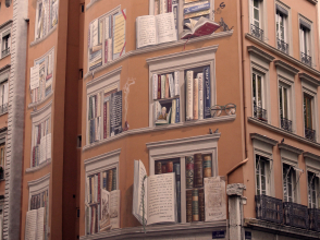 Mur peint de la bibliothèque © Julia Bidault