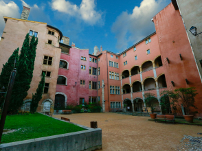 Place de la Basoche © Shutterstock_1041637660_Romain Biard