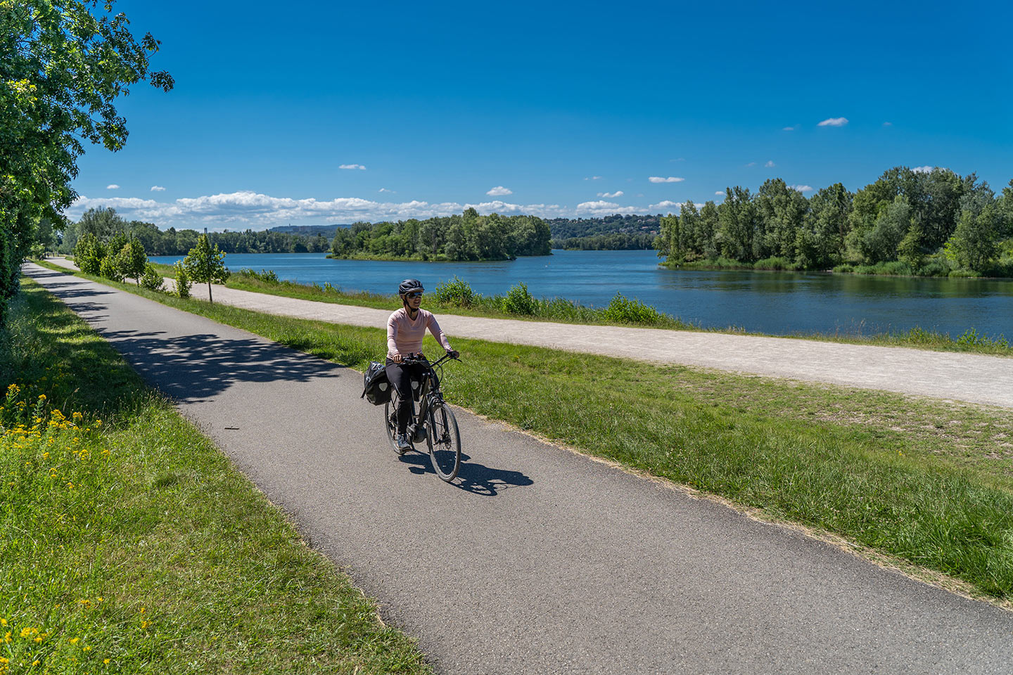 Sur la ViaRhôna, au Grand Parc Miribel Jonage  © T. Prudhomme / Auvergne Rhône-Alpes Tourisme