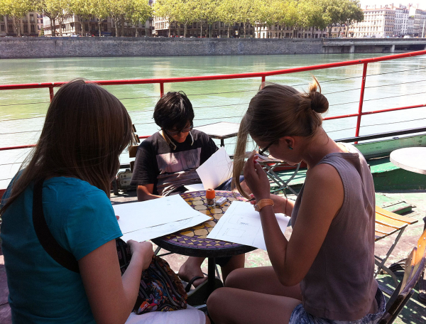 Séances en plein air sur une péniche © Atelier de l'Oasis